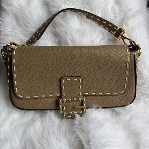 Fendi
Fendi Baguette Selleria Calfskin Leather shoulder Bag Medium Grey Beige